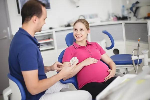 Лечение зубов во время беременности - полезные статьи стоматологической  сферы в блоге «Гелиоса».